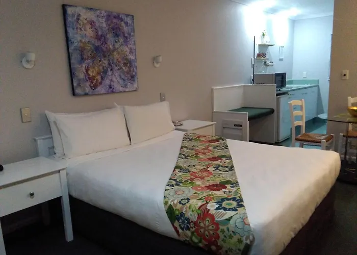 Colonial Lodge Motel