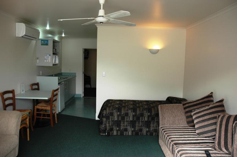 Colonial Motel 4*