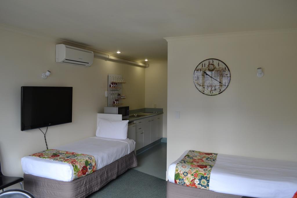 Colonial 4*