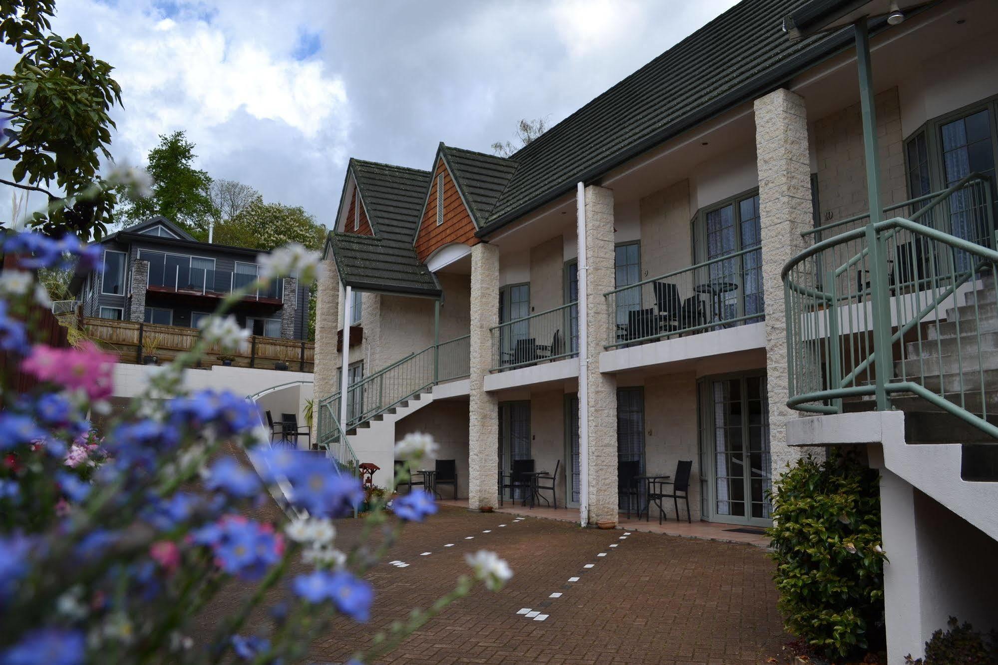Colonial Motel 4*