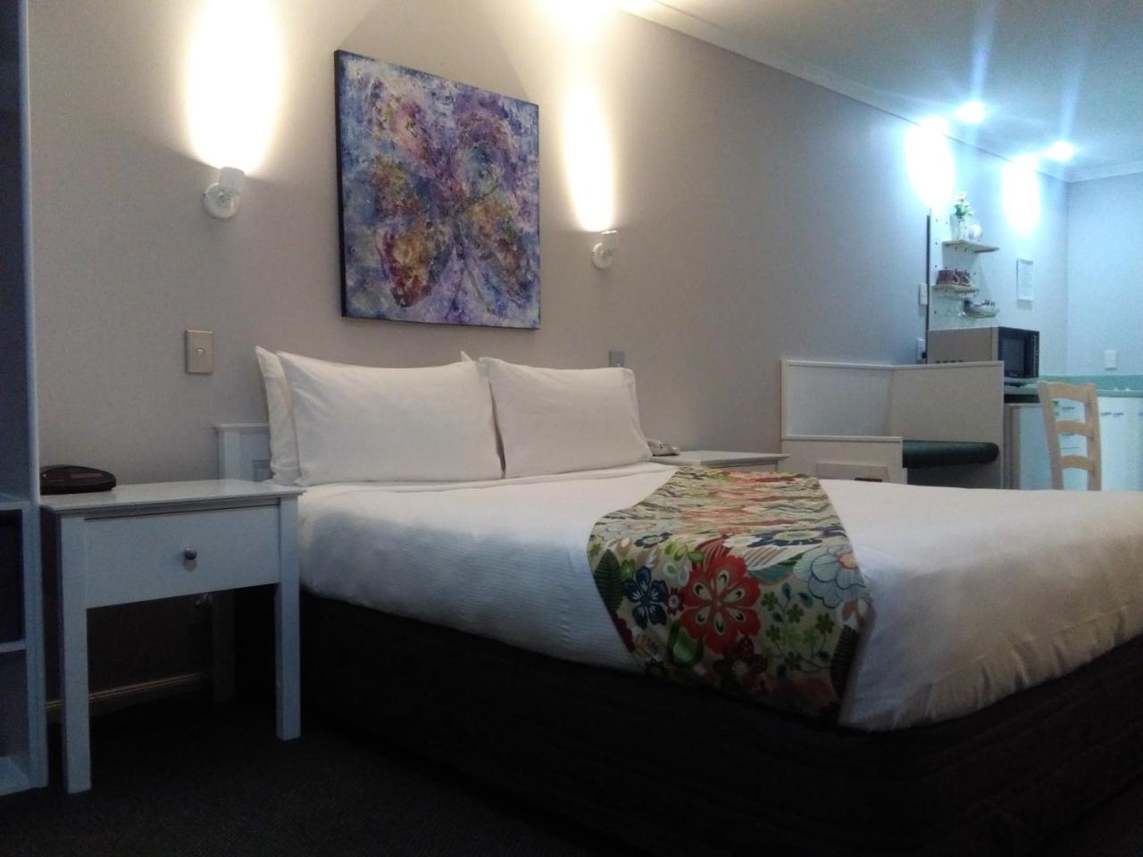 Colonial Motel 4*