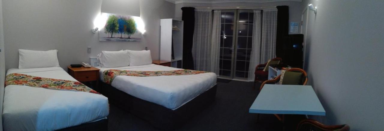 Colonial Motel 4*